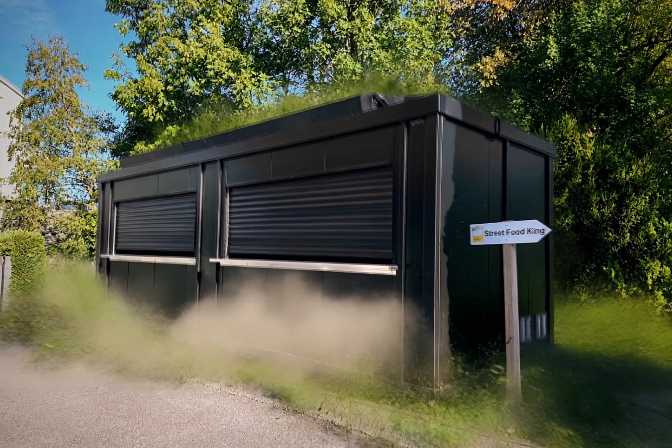 Gastro Container Street Food Kinga sleti u park uz oblak prašine