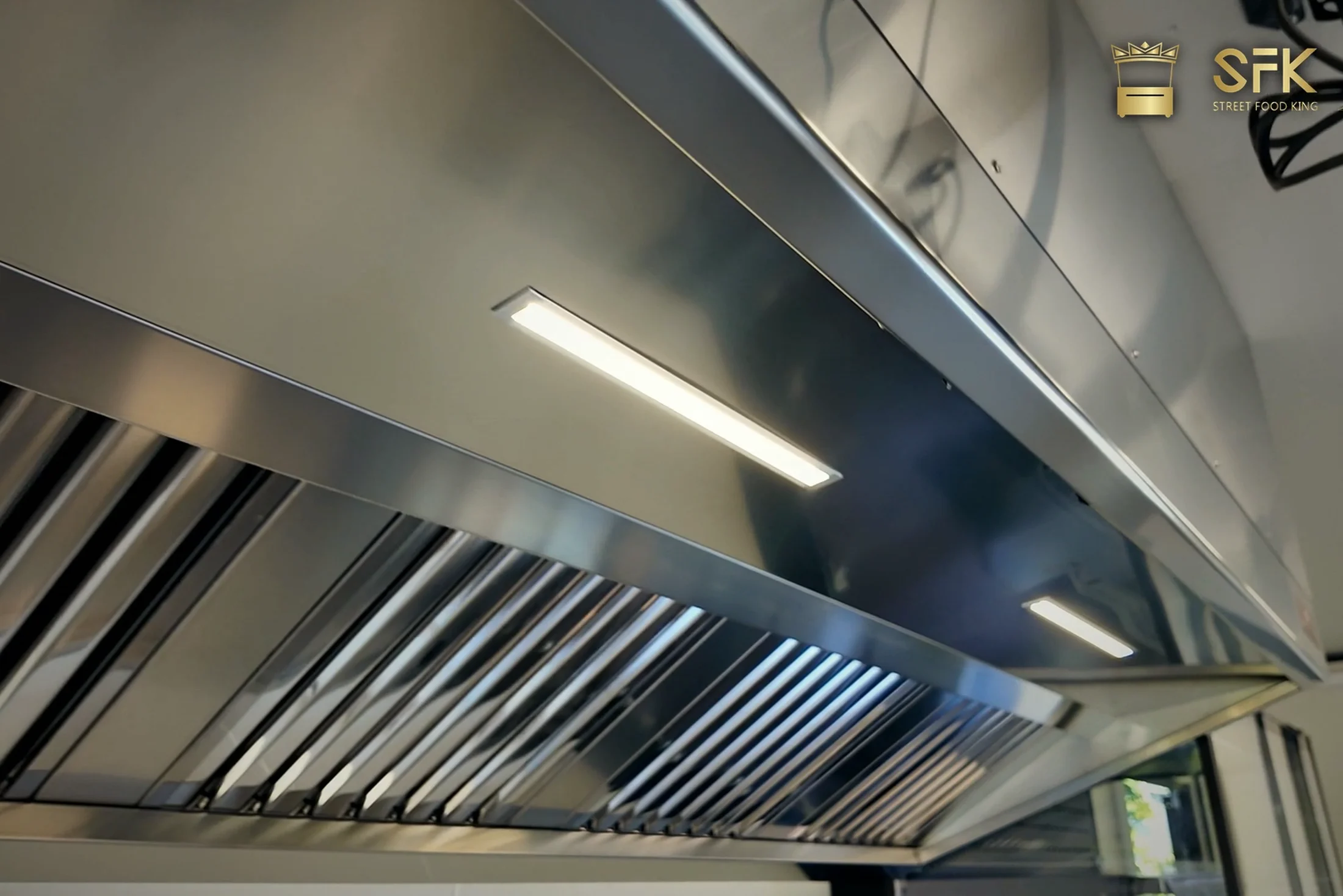 Inox napa s LED rasvjetom u kuhinji Gastro Containera
