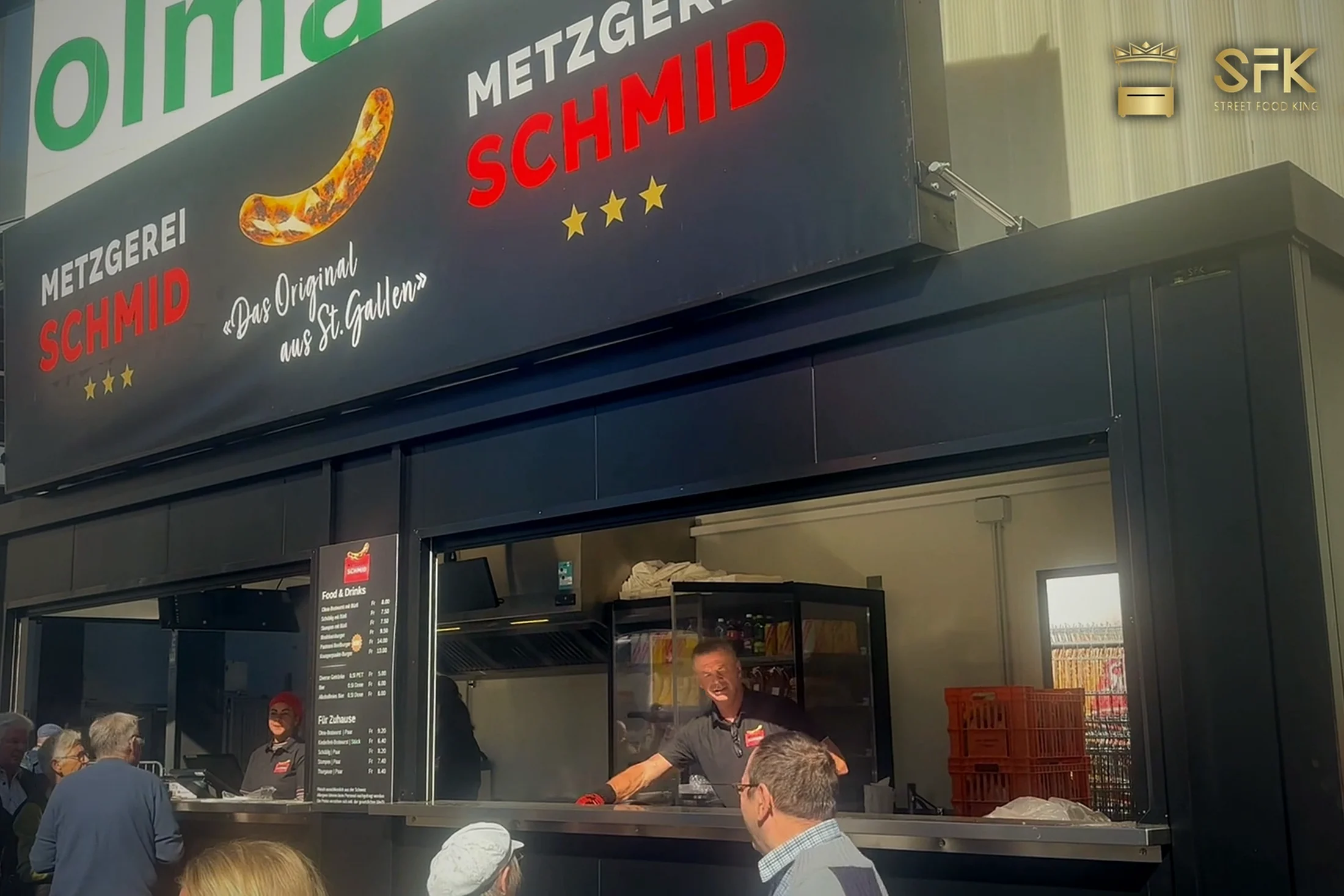 Metzgerei Schmid Gastro Container s gostima ispred pulta